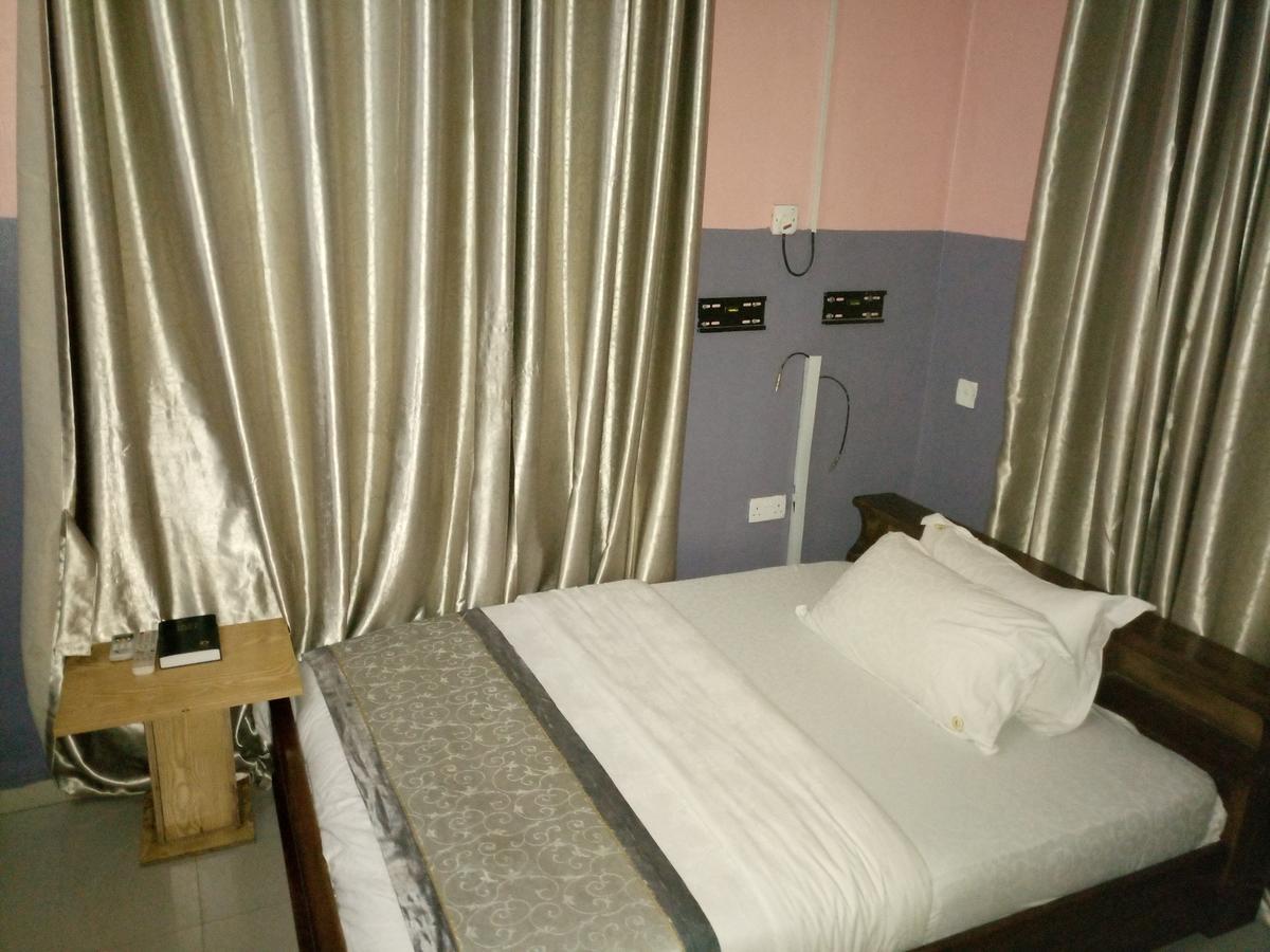 Glorious Hotel & Suites Ikotun Екстер'єр фото