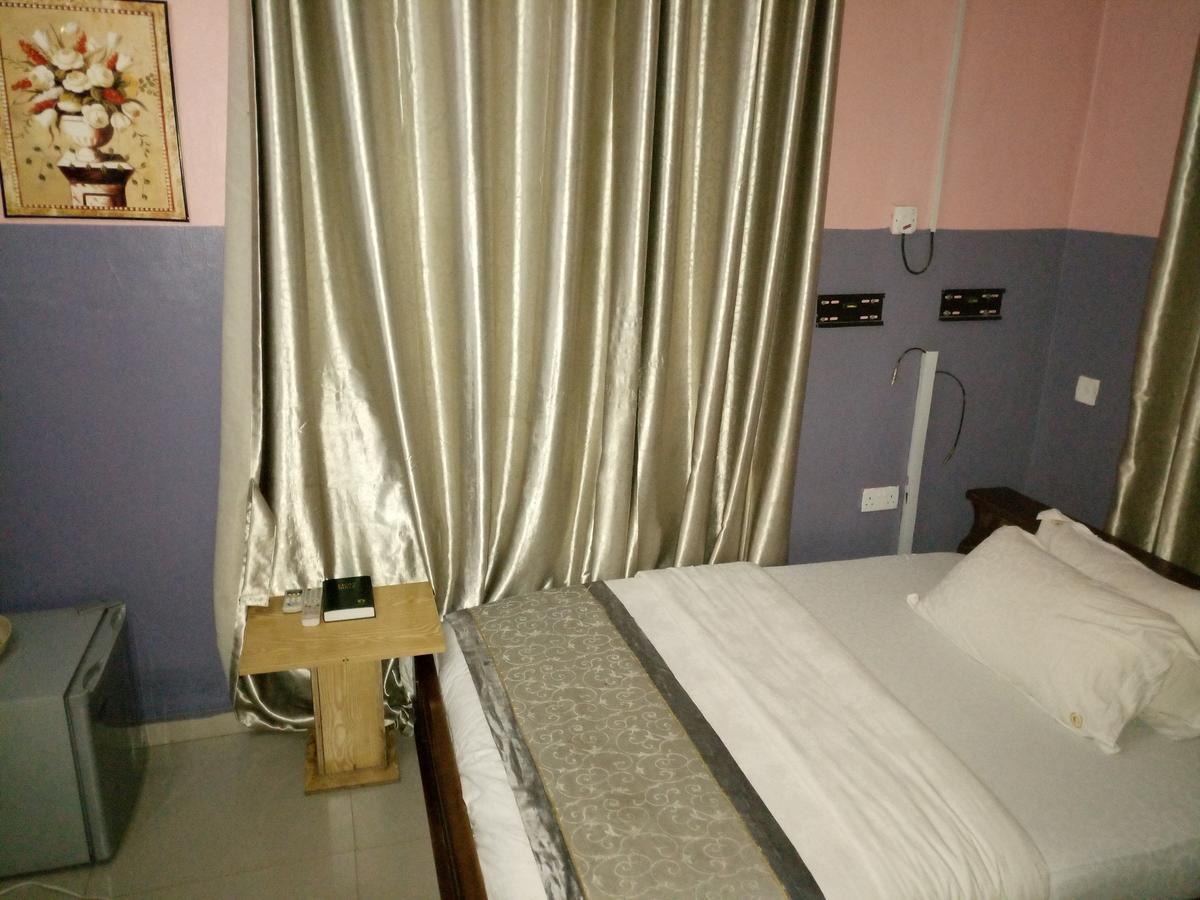 Glorious Hotel & Suites Ikotun Екстер'єр фото